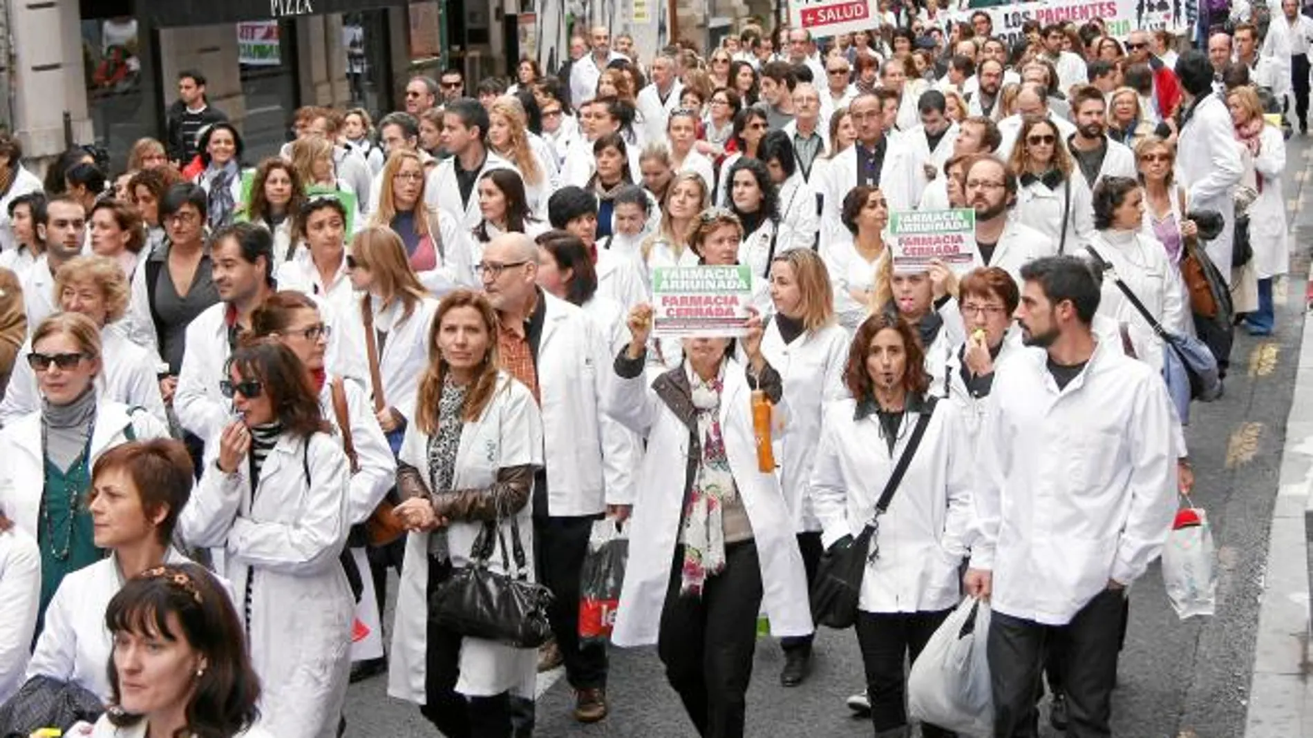 Los farmacéuticos volvieron a manifestarse ayer y mantienen la huelga indefinida