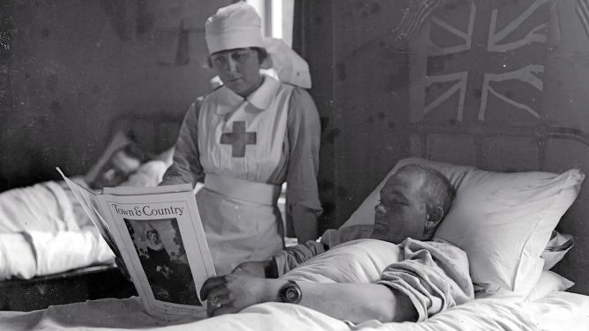 Una enfermera cuida de un herido. Los hospitales eran la otra trinchera donde los soldados luchaban para sobrevivir