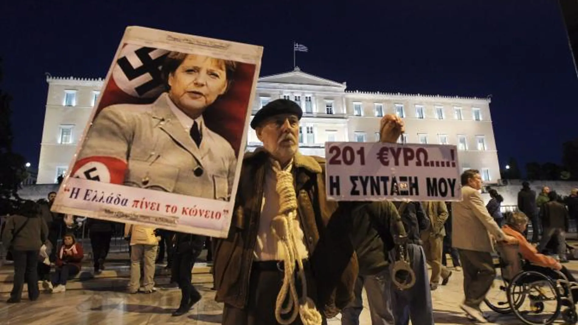 Un hombre protesta ante el parlamento griego en Atenas