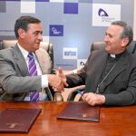 El presidente de la Diputación de Soria, Antonio Pardo, durante la firma el acuerdo con el Obispo de Osma-Soria, Gerardo Melgar