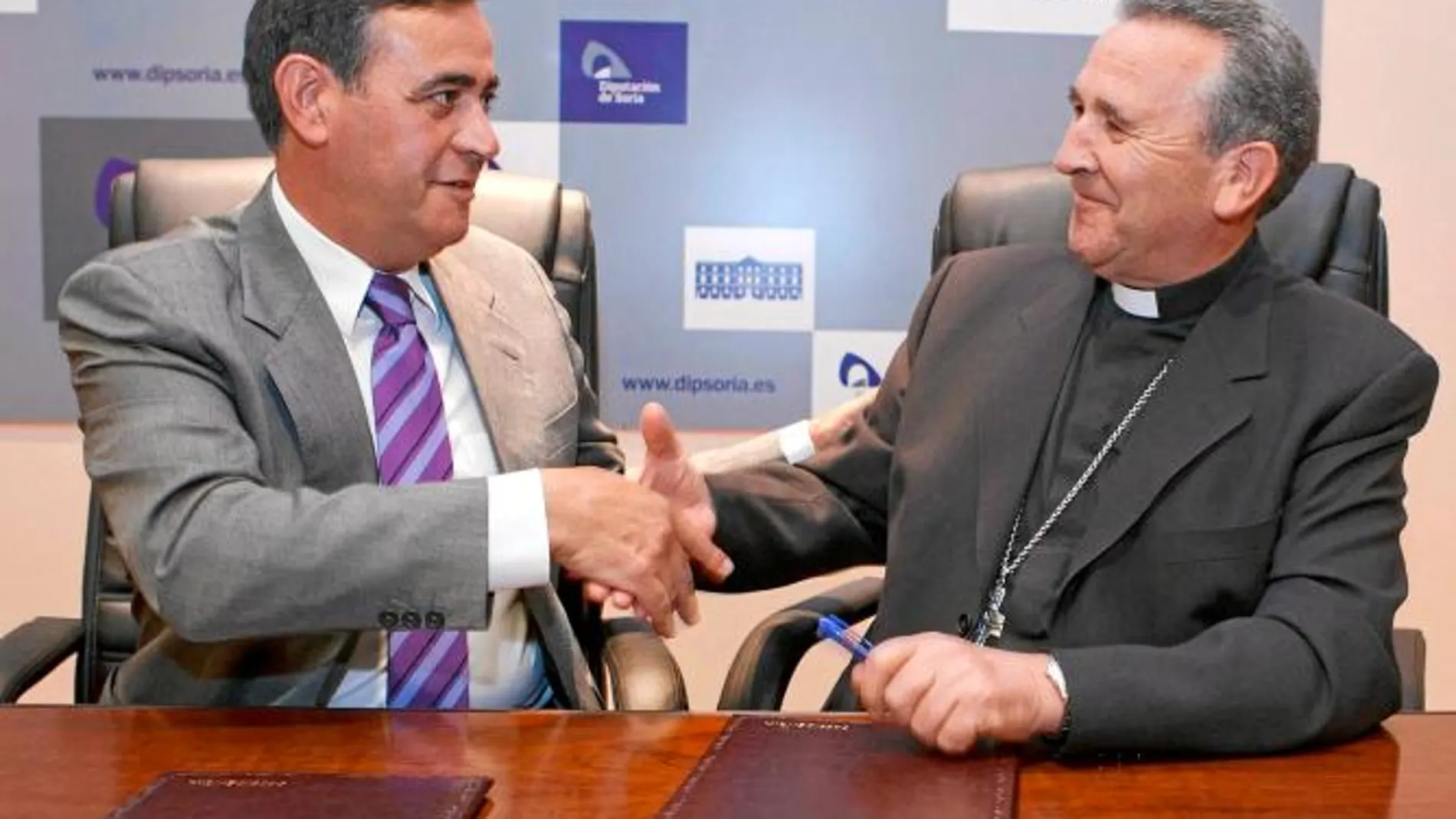 El presidente de la Diputación de Soria, Antonio Pardo, durante la firma el acuerdo con el Obispo de Osma-Soria, Gerardo Melgar