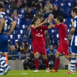Los jugadores del Osasuna Álvaro Cejudo (c) celebra con su compañero, el argentino Emiliano Armenteros (2d), el gol que ha marcado al RCD Espanyol