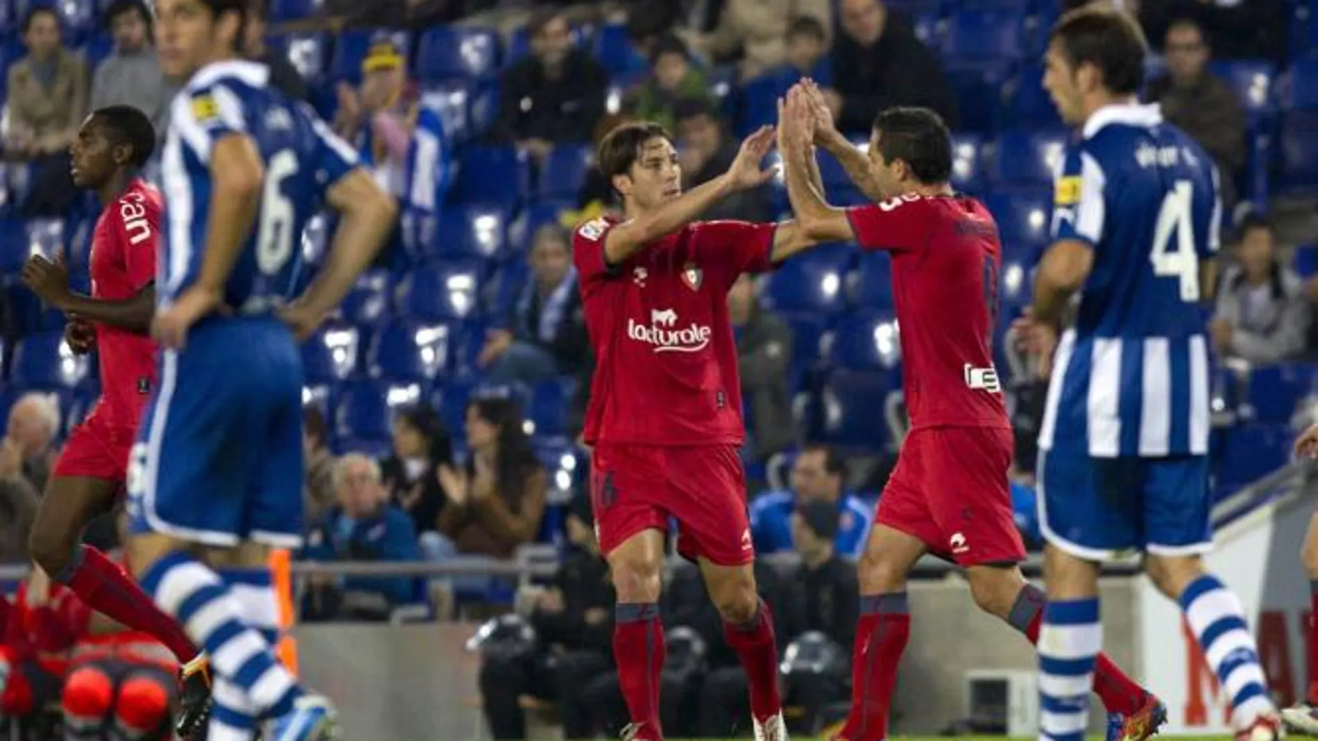 Los jugadores del Osasuna Álvaro Cejudo (c) celebra con su compañero, el argentino Emiliano Armenteros (2d), el gol que ha marcado al RCD Espanyol