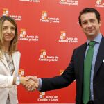 La consejera de Cultura y Turismo, Alicia García, firma el acuerdo con el presidente de Segittur, Antonio López