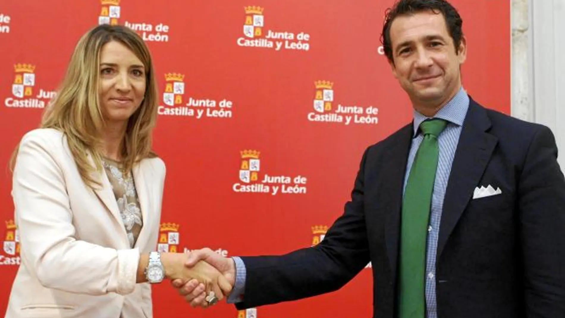 La consejera de Cultura y Turismo, Alicia García, firma el acuerdo con el presidente de Segittur, Antonio López