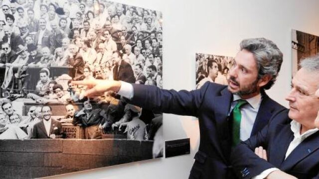 El diputado Isidro Prieto y el presidente Rus admiran una fotografía de la muestra en presencia de «Canito»