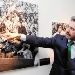 El diputado Isidro Prieto y el presidente Rus admiran una fotografía de la muestra en presencia de «Canito»