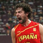 El escolta de la selección española Sergio Llull celebra una canasta ante Francia
