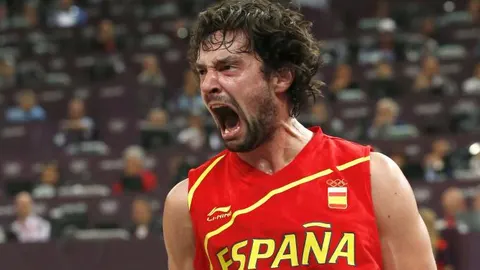 El escolta de la selección española Sergio Llull celebra una canasta ante Francia