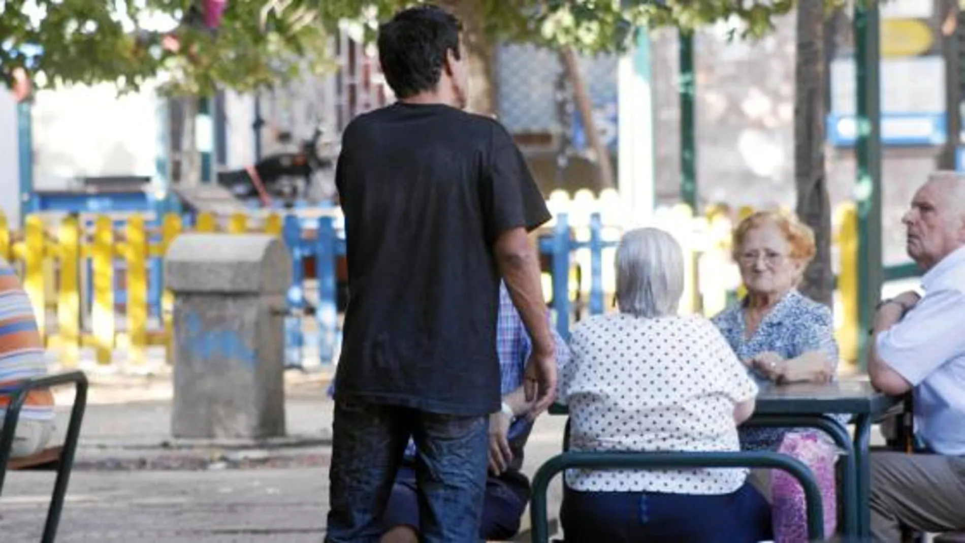 Juan José, de 35 años, vive en una furgoneta y tiene atemorizados a los camareros del barrio de La Elipa