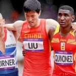 El británico Turner y Jackson Quiñónez ayudan al chino Liu Xian a dejar la pista tras su lesión en los 110 vallas