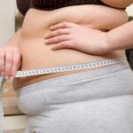 Los médicos alertan de riesgo de obesidad a quienes duermen poco y comen mal