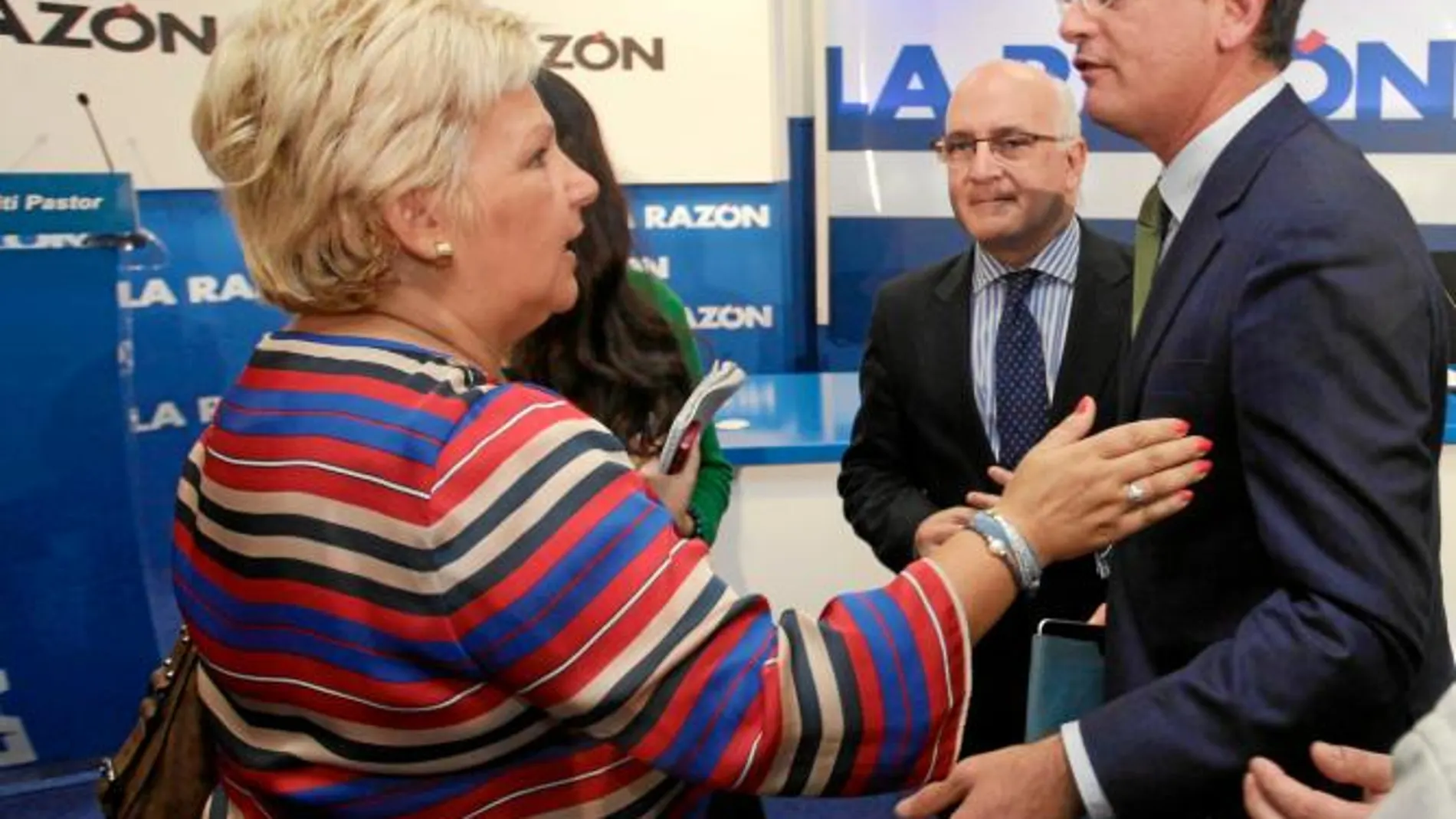 El candidato del PP al Parlamento vasco, Antonio Basagoiti, saluda a la presidenta de la AVT, Ángeles Pedraza, en presencia de Javier Zarzalejos