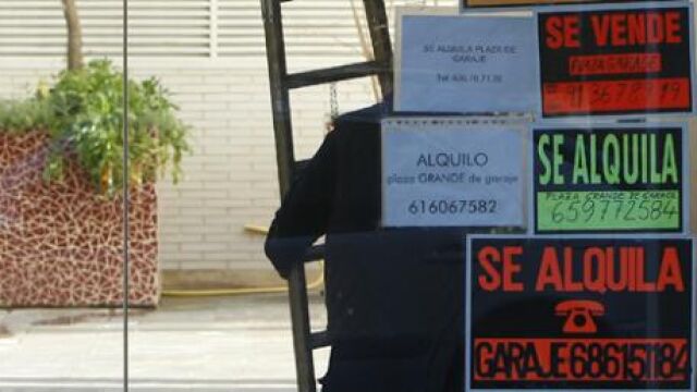 Carteles de alquiler de viviendas en una propiedad
