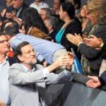Mariano Rajoy saluda a los simpatizantes del PP que acudieron al mitin celebrado ayer en el Teatro Campos de Bilbao para apoyar la candidatura para lendakari de Antonio Basagoiti.