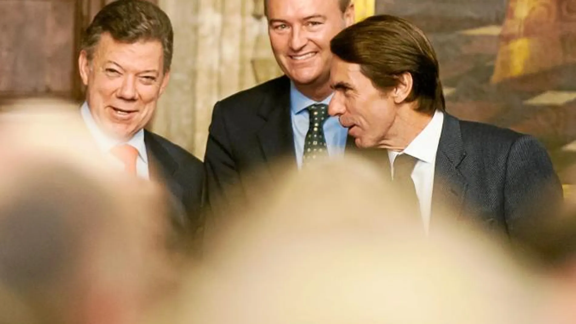 Santos, Fabra y Aznar sonríen durante la entrega del Premio de Convivencia al presidente de Colombia