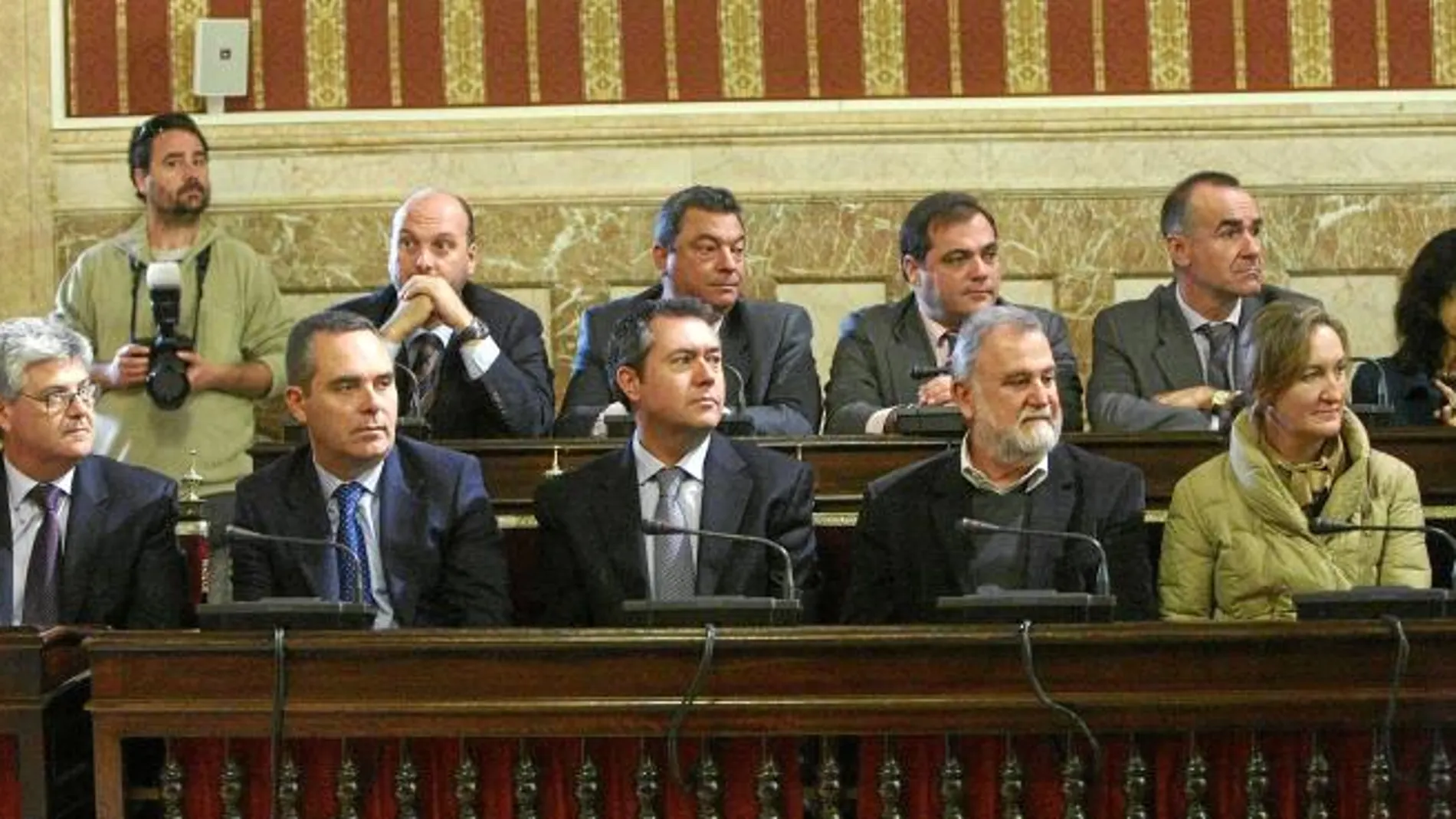 Espadas participó ayer en un acto de entrega de premios universitarios, junto al resto de la corporación municipal