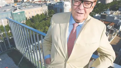 Ramón Tamames: «La Junta por mucho que quiera conservar su sistema clientelar hará un ajuste»