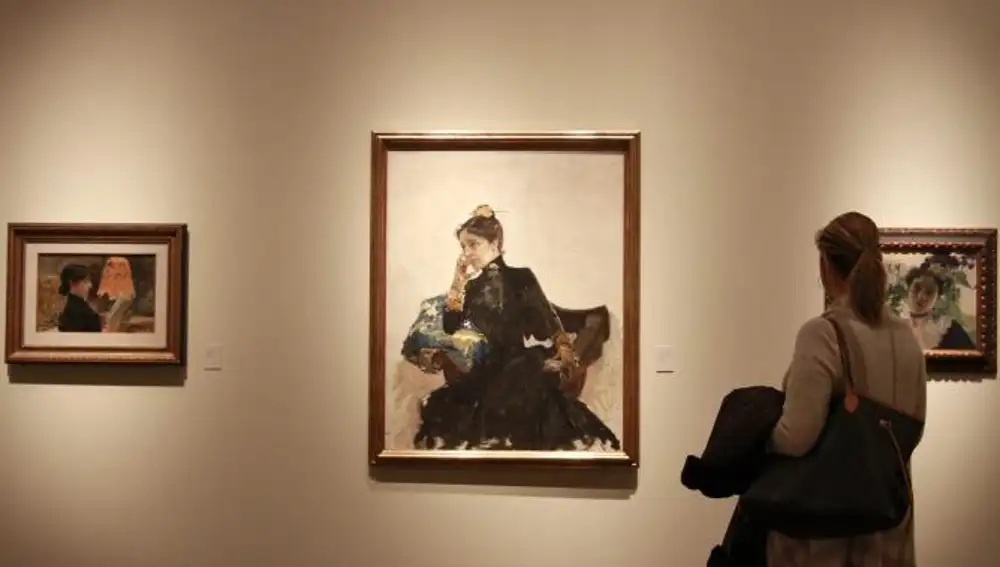Una mujer observa uno de los cuadros de la exposición &quot;Clotilde de Sorolla&quot; en el Museo de Bellas Artes de València
