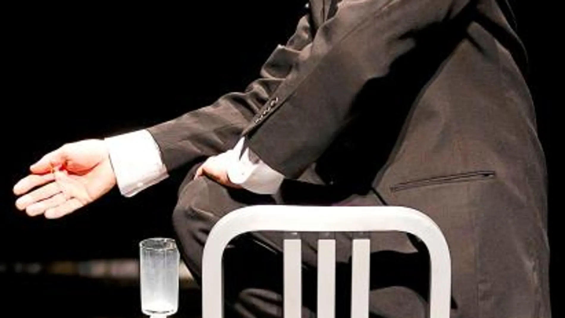 EL CREADOR EN SU UNIVERSO. El actor Will Bond se convierte en un trasunto de Robert Wilson en «Bob», el montaje que llega hoy al Teatro Valle-Inclán de Madrid
