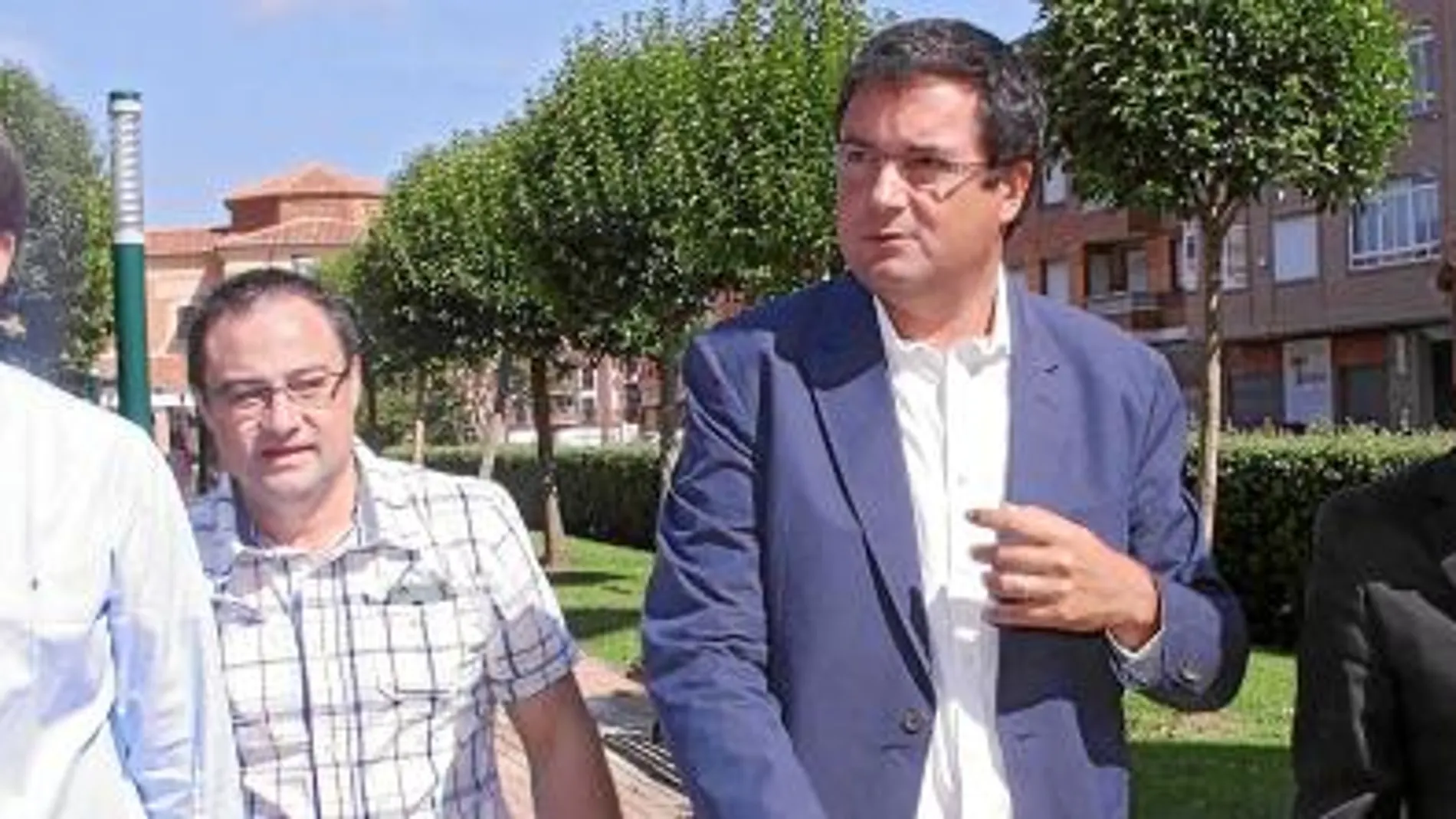 Óscar López junto con el secretario provincial del PSOE de León, Tino Rodríguez, participa en Trobajo del Camino en un acto