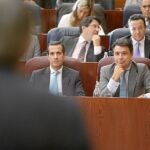 Ignacio González junto al consejero de Justicia y portavoz regional, Salvador Victoria, ayer durante el debate en la Asamblea