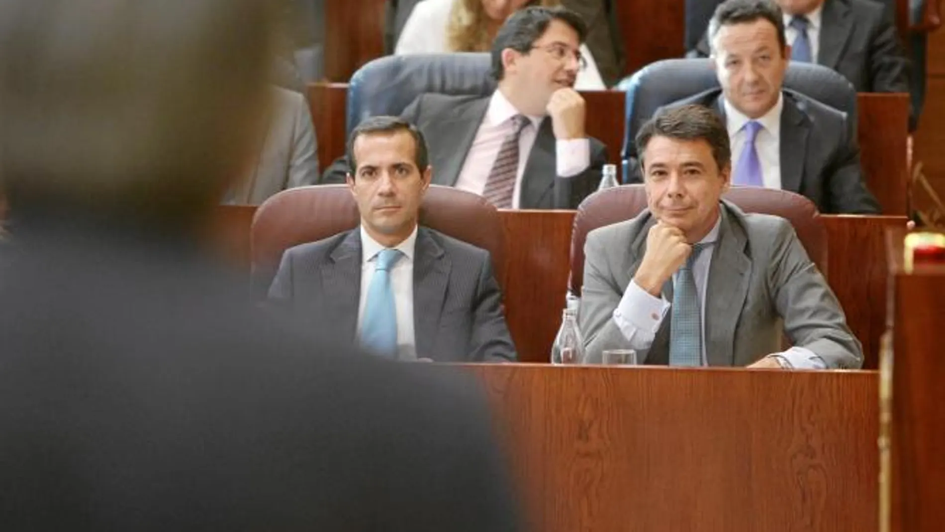 Ignacio González junto al consejero de Justicia y portavoz regional, Salvador Victoria, ayer durante el debate en la Asamblea