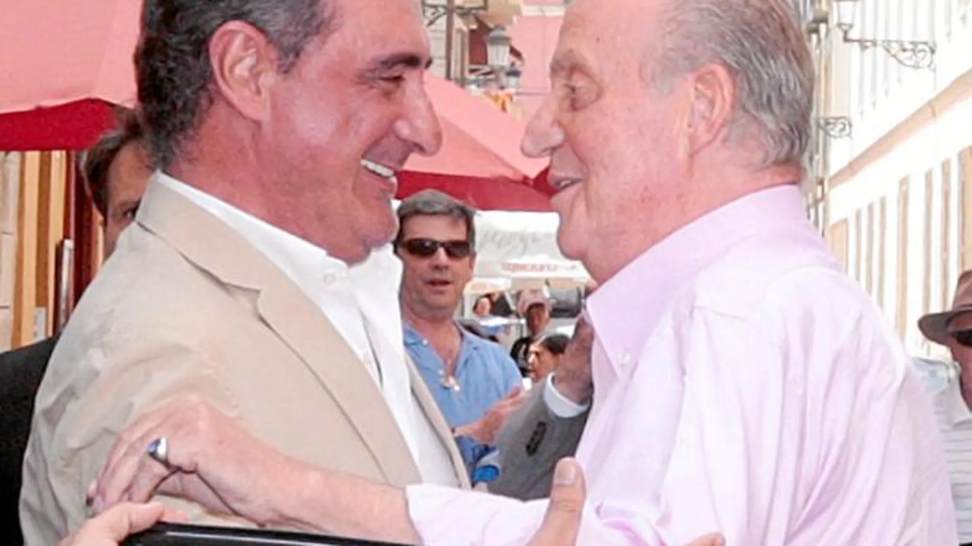 Momento en el que se saludaron el Rey Don Juan Carlos y el periodista Carlos Herrera ayer en El Puerto de Santa María