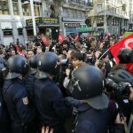 Choques entre un grupo de piquetes y agentes de la Policía Nacional en la Gran Vía de Madrid