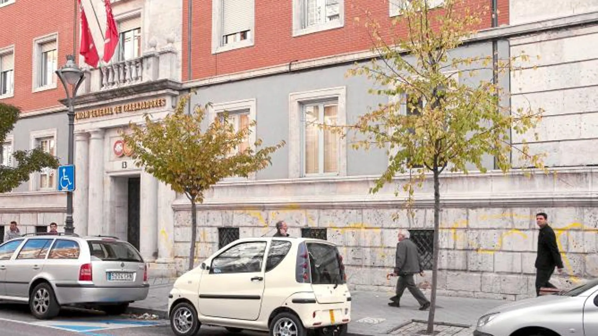 puerta principal de la sede de UGT, en la calle Gamazo de Valladolid.