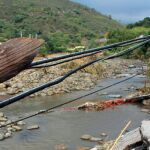 En la imagen los destrozos causados por el temporal hace unos días en el camino de Forest Hills tras el desbordamiento del río Padrón, en la localidad malagueña de Estepona (Foto: Efe)