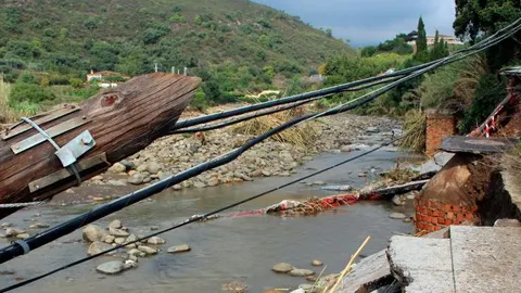 En la imagen los destrozos causados por el temporal hace unos días en el camino de Forest Hills tras el desbordamiento del río Padrón, en la localidad malagueña de Estepona (Foto: Efe)