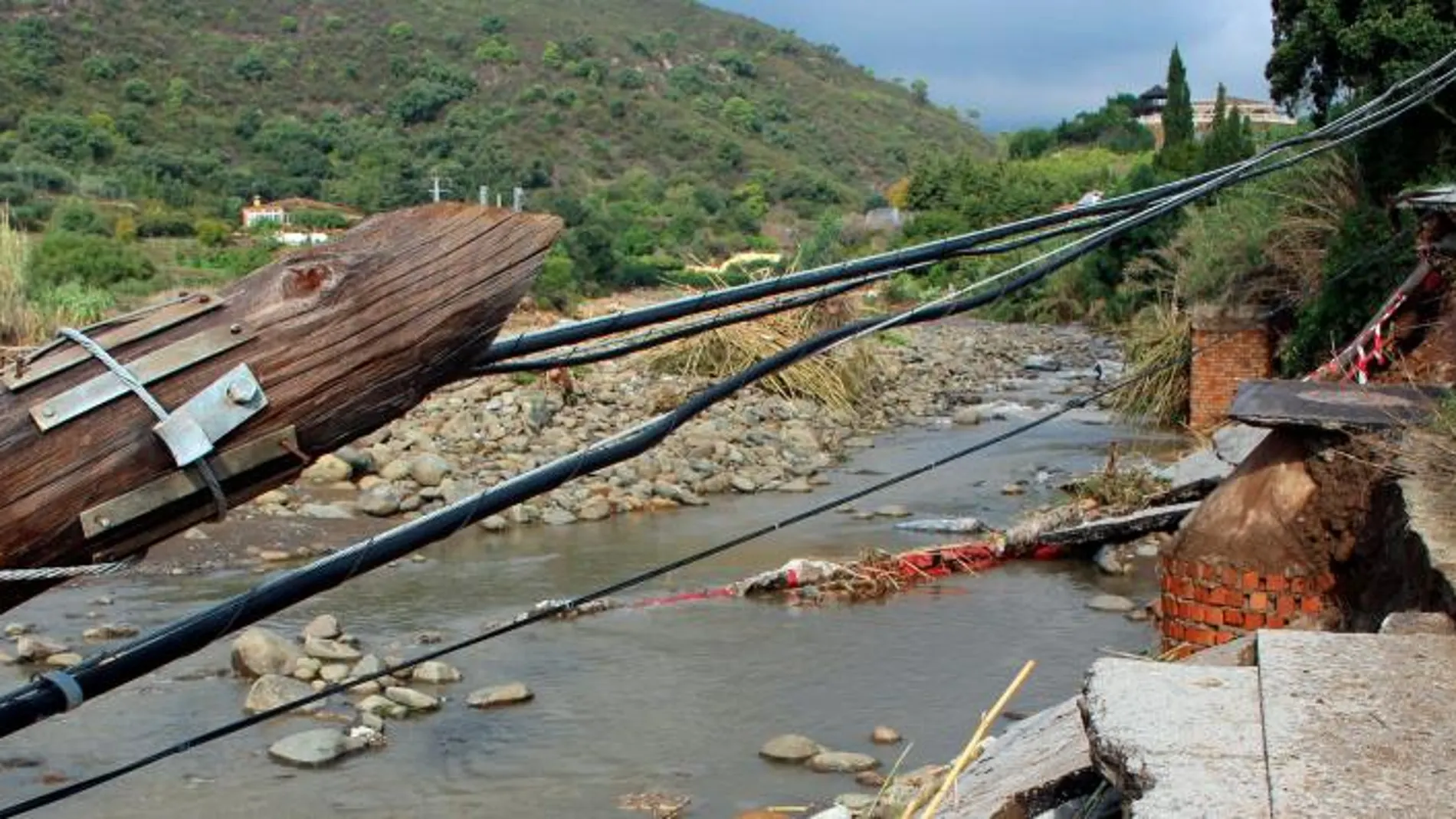 En la imagen los destrozos causados por el temporal hace unos días en el camino de Forest Hills tras el desbordamiento del río Padrón, en la localidad malagueña de Estepona (Foto: Efe)