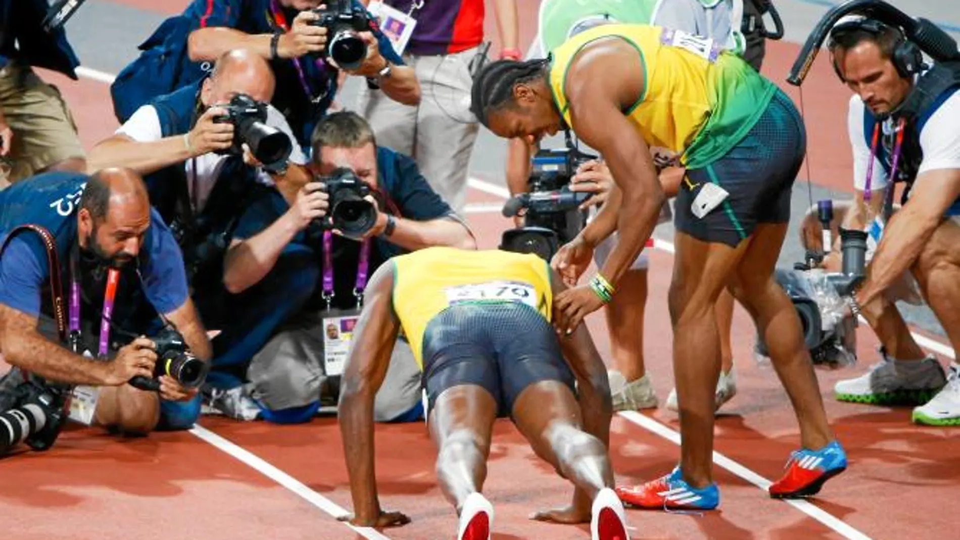 Bolt se impuso con mucha comodidad en su semifinal de 200