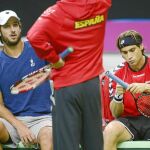 David Ferrer se preocupa de su raqueta, mientras Feliciano López, el «quinto hombre», mira, muy atento, a Álex Corretja, capitán del equipo español de Copa Davis.