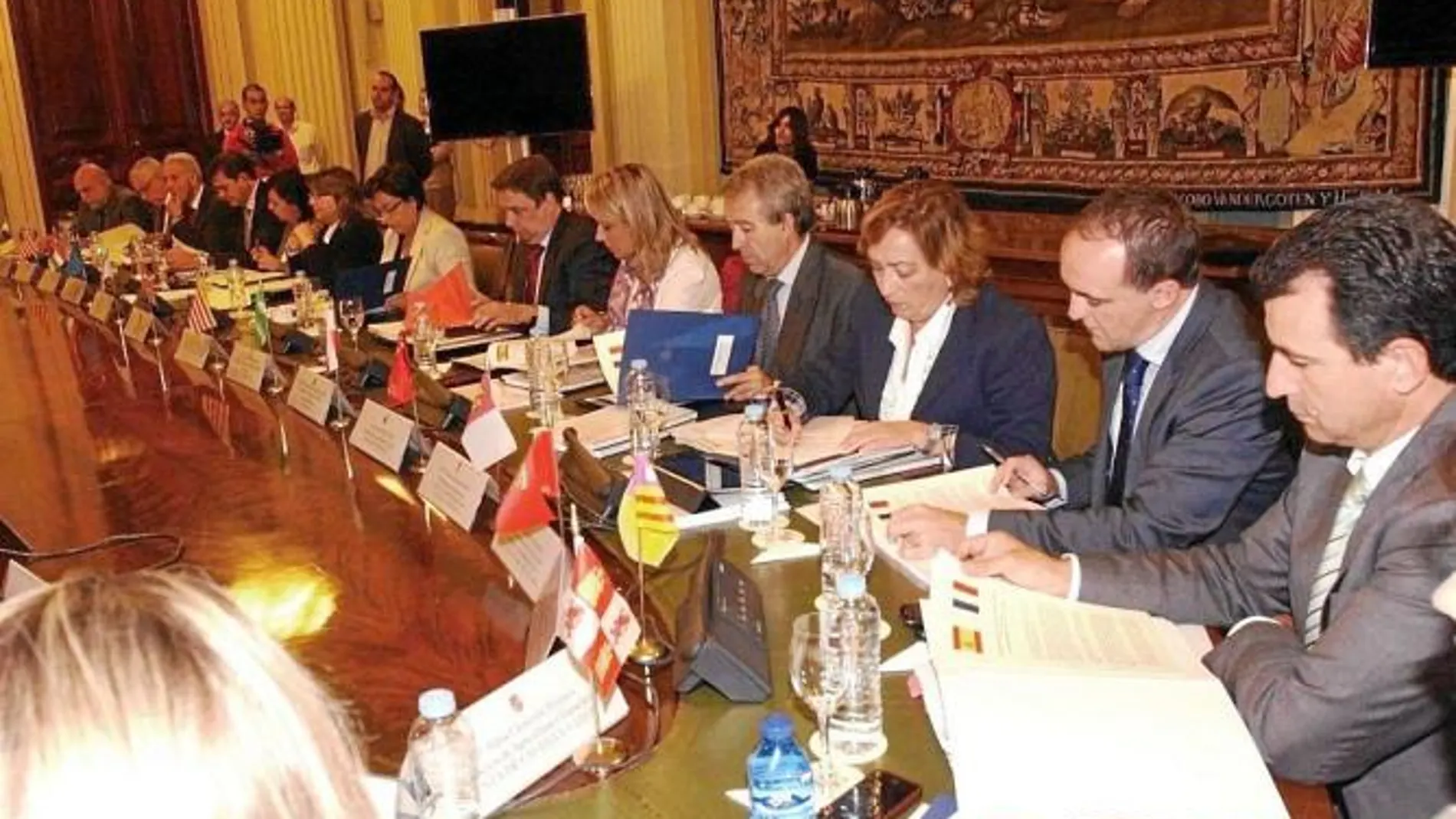 El consejero de Agricultura, Antonio Cerdá (cuarto derecha), durante su participación en la Conferencia Sectorial