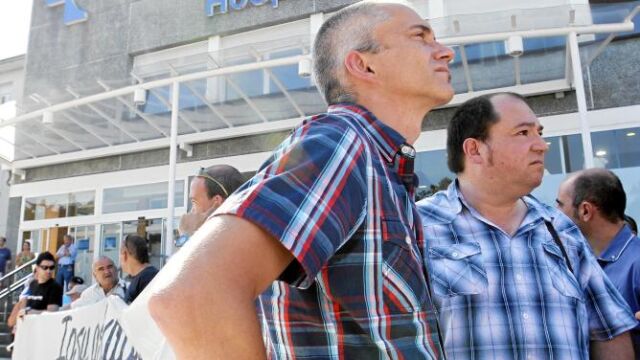 Los dirigentes abertzales Pernando Barrena (dcha.) y Joseba Permach (izda.), ayer, frente al hospital Donostia de San Sebastián, en el que está ingresado el etarra Uribetxebarria