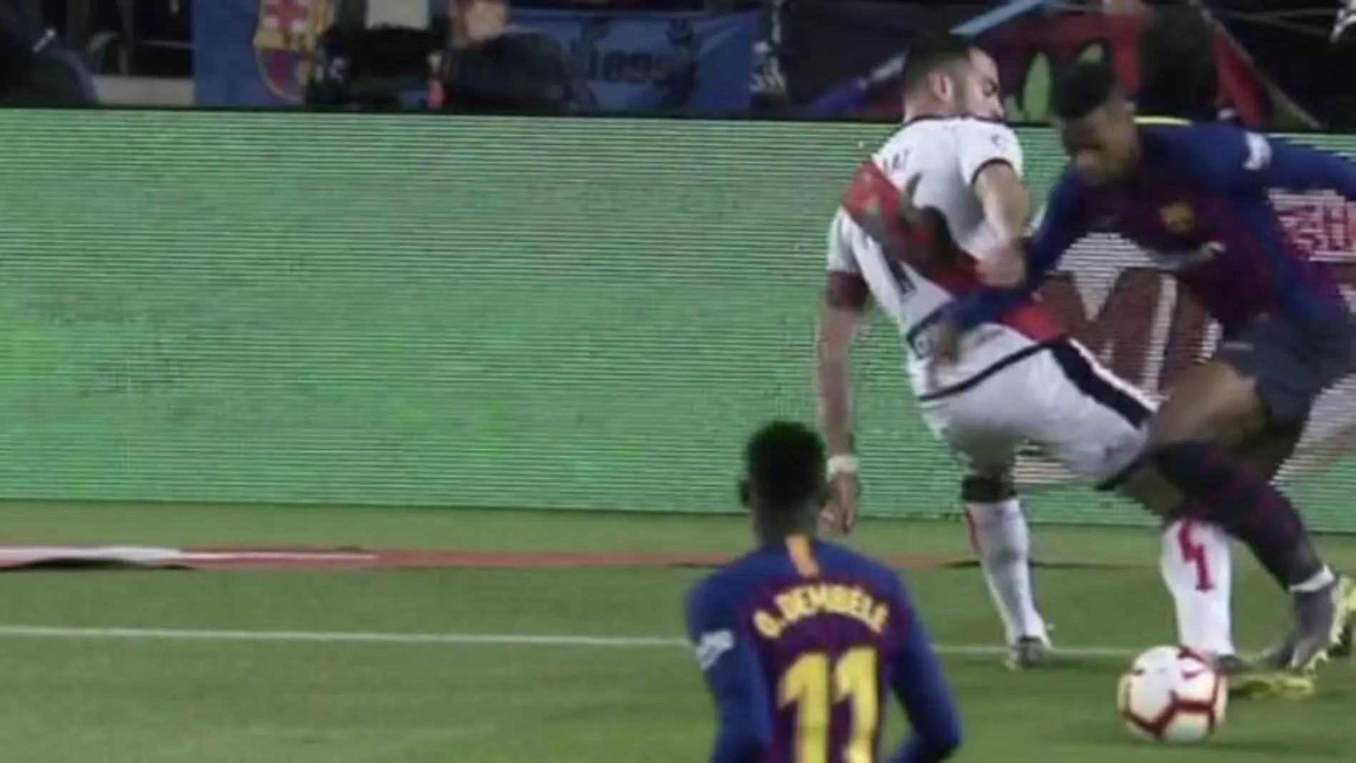El penalti pitado de Amat a Semedo en el Barcelona-Rayo