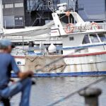 Imagen de un pescador en el puerto de Valencia