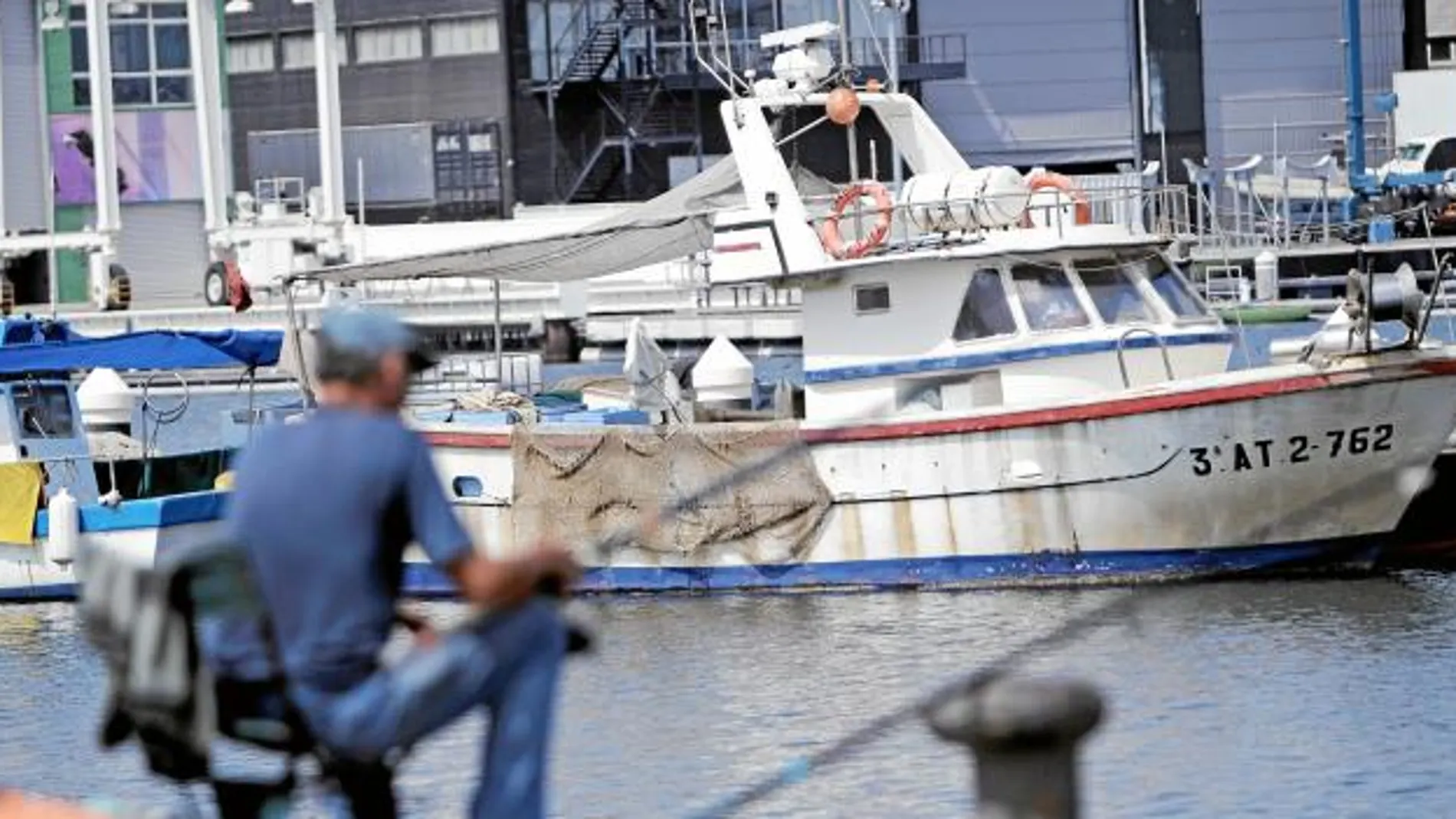 Imagen de un pescador en el puerto de Valencia