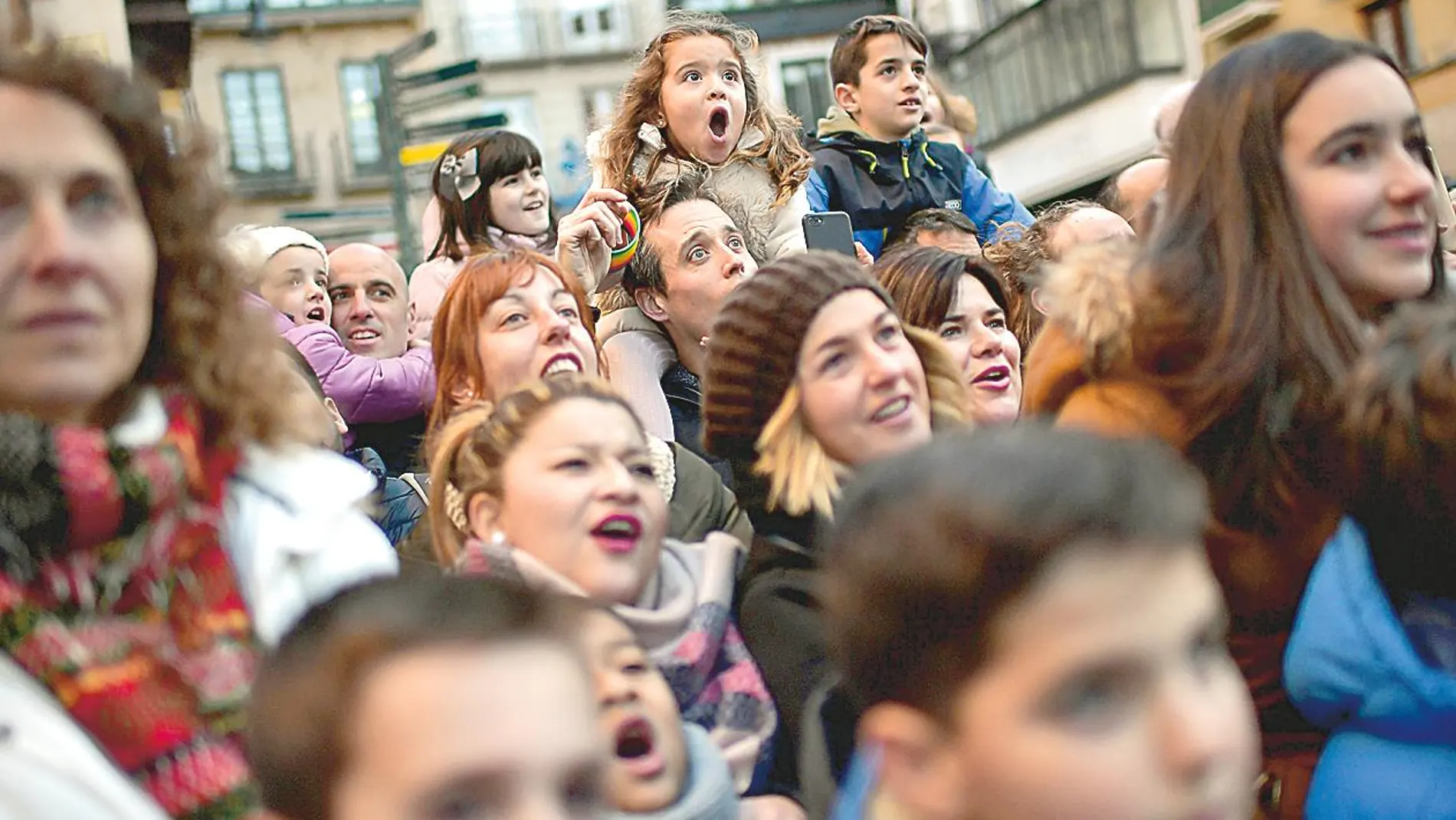 Los españoles, cada año, se muestran entusiastas con la Navidad, como «cemento» de la familia / Reuters