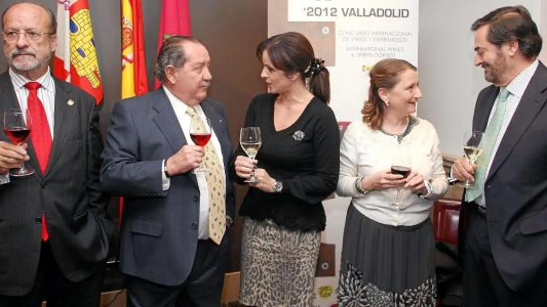 La consejera Silvia Clemente conversa con Pascual Herrera, en la apertura del Concurso Cinve