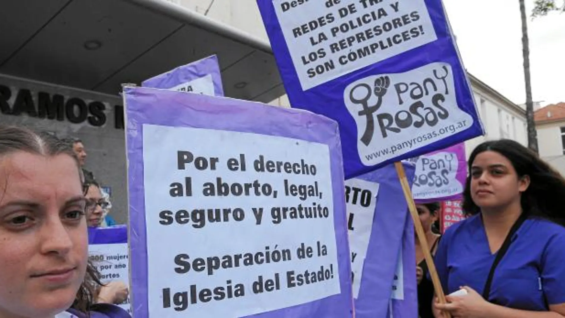 Activistas a favor del aborto se reivindican a las puertas del hospital Ramos Mejía de Buenos Aires.
