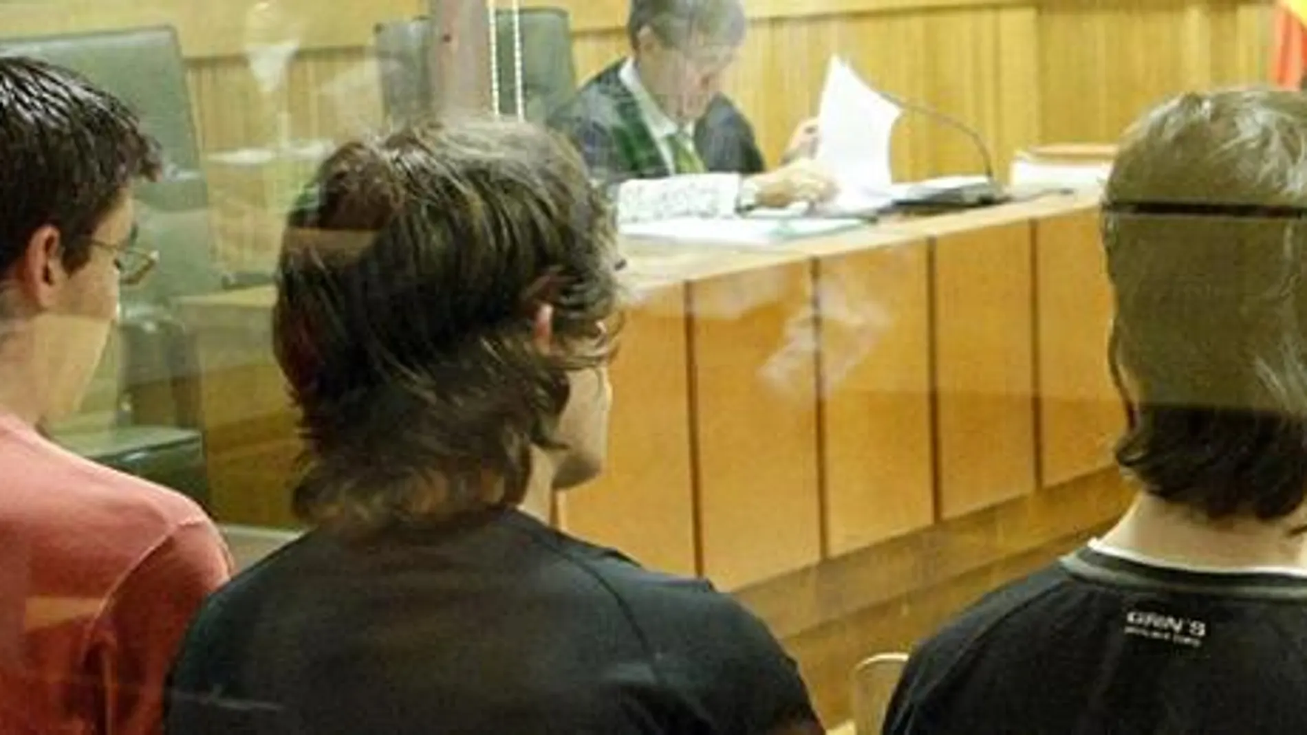 Adolescentes durante un juicio en una imagen de archivo