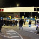 Los trabajadores se manifestaron a las puertas del Merca desde antes de la medianoche con un férreo control policial