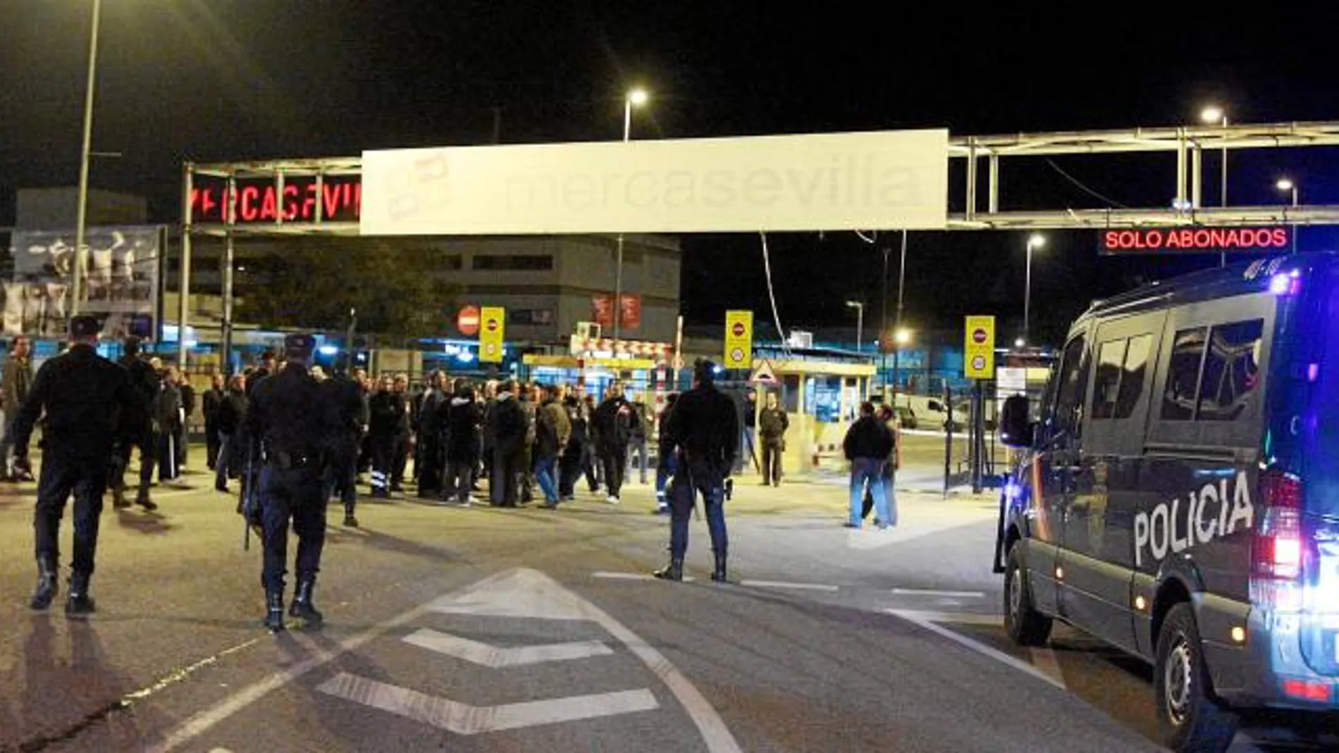 Los trabajadores se manifestaron a las puertas del Merca desde antes de la medianoche con un férreo control policial
