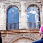 En la Lonja de Arcos de la Catedral de Valencia lucen ocho lonas con imágenes de santos y mártires valencianos