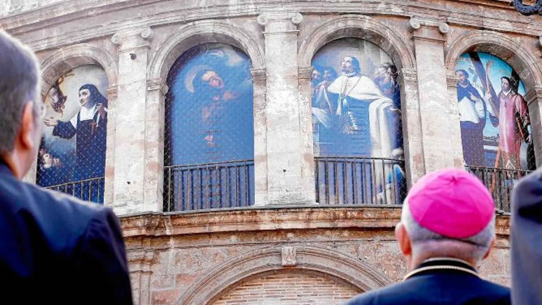En la Lonja de Arcos de la Catedral de Valencia lucen ocho lonas con imágenes de santos y mártires valencianos