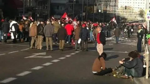 Imagen de la Gran Vía cortada por un grupo de manifestantes esta mañana