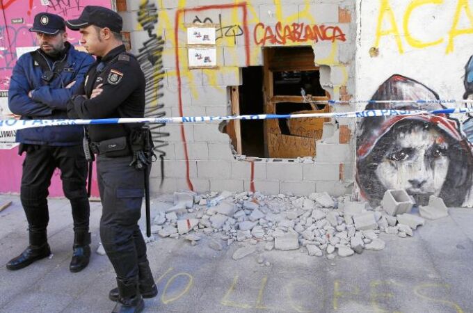 Los «okupas» rompieron el muro que se levantó para tapiar el edificio tras el desalojo del pasado 19 de septiembreLos «okupas» rompieron el muro que se levantó para tapiar el edificio tras el desalojo del pasado 19 de septiembre